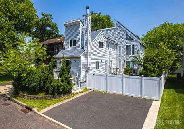 Homes for sale in Keyport, NJ | 76 Woodland Dr, Keyport, NJ 07735 | MLS# 2616779R