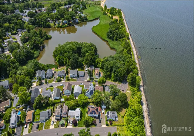 Homes for sale in Keyport, NJ | 76 Woodland Dr, Keyport, NJ 07735 | MLS# 2616779R