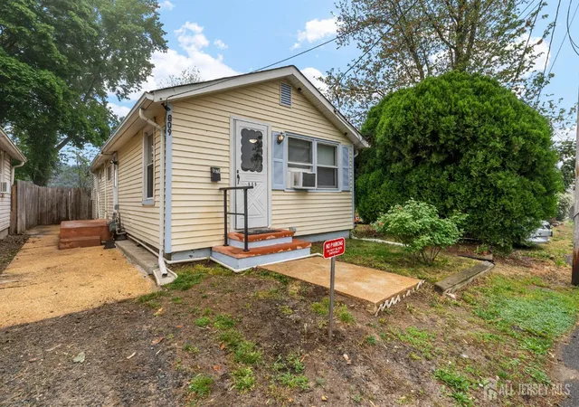 Photo 2 of Single family home for sale at 809 Summerfield Ave, South Amboy, NJ 08879 | MLS# 2513520R | Listing updated on 2025-06-03