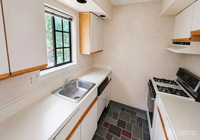 Photo 3 of Condo for sale at 201 Mark Twain Wy, Mahwah, NJ 07430 | MLS# 2703316R | Listing updated on 2026-09-23