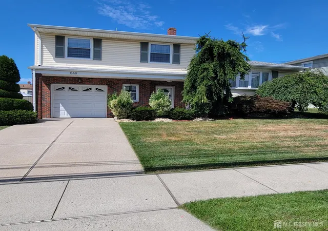 Photo 2 of Single family home for sale at 646 Franklin Dr, Perth Amboy, NJ 08861 | MLS# 2601060R | Listing updated on 2025-11-18