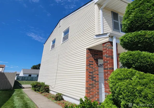 Photo 3 of Single family home for sale at 646 Franklin Dr, Perth Amboy, NJ 08861 | MLS# 2601060R | Listing updated on 2025-11-18
