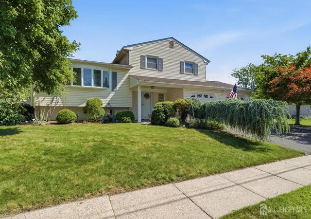 3rd image of 10 Tyroler Ct, Edison, NJ 08820 | MLS# 2700221R