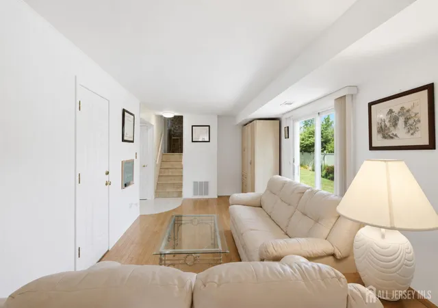 5th image of 10 Tyroler Ct, Edison, NJ 08820 | MLS# 2700221R