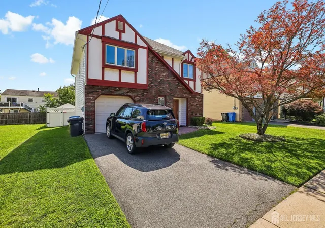 Photo 1 of Single family home for sale at 6 Weston St, Metuchen, NJ 08840 | MLS# 2700373R | Listing updated on 2026-09-10
