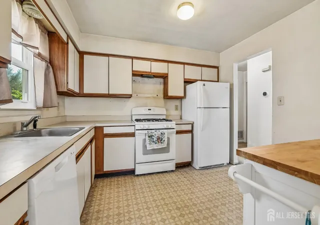 Photo 4 of Single family home for sale at 6 Weston St, Metuchen, NJ 08840 | MLS# 2700373R | Listing updated on 2026-09-10