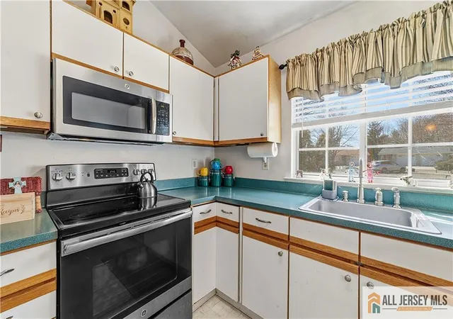 Listing Photo 5 - Condo for sale in building located at 1213 Lindera Plz, Monroe Township, NJ 08831 - Unit #B