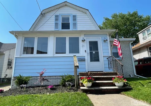 Photo 3 of Single family home for sale at 21 Douglas St, Fords, NJ 08863 | MLS# 2214631R | Listing updated on 2023-09-14