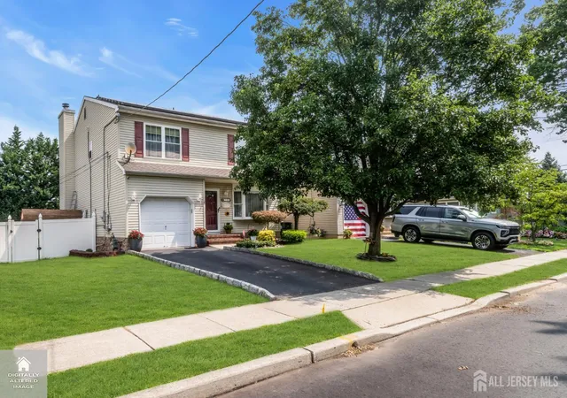 Photo 4 of Single family home for sale at 266 Thomas St, Woodbridge Proper, NJ 07095 | MLS# 2702442R | Listing updated on 2026-09-11