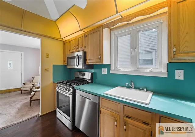 Photo 3 of Single family home for sale at 199 E Louis Pl, Iselin, NJ 08830 | MLS# 2660499M | Listing updated on 2025-10-23