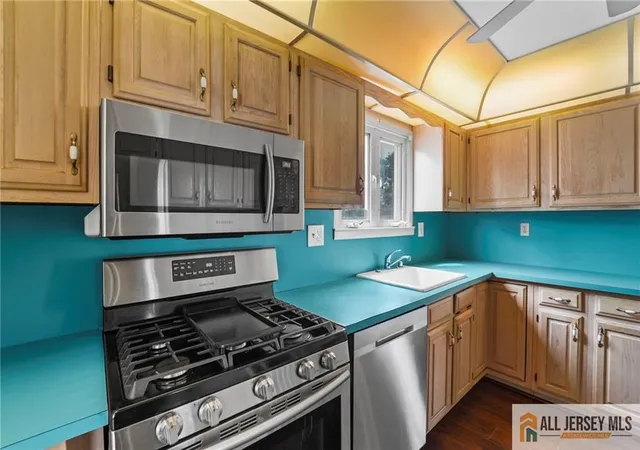 Photo 4 of Single family home for sale at 199 E Louis Pl, Iselin, NJ 08830 | MLS# 2660499M | Listing updated on 2025-10-23