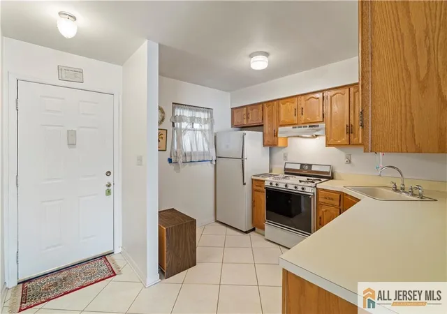 Photo 4 of Townhouse for sale at 5 Lily Ct, Edison, NJ 08820 | MLS# 2661529M | Listing updated on 2026-06-15