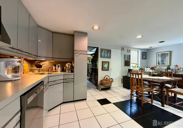 4th image of 160 Lakeside Dr S, Piscataway, NJ 08854 | MLS# 2615108R