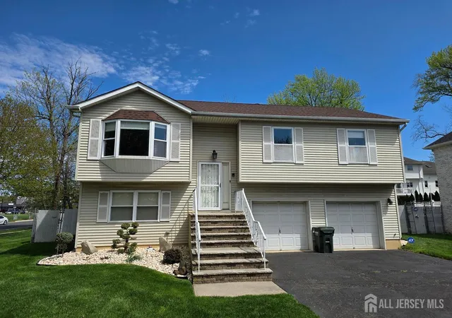 Photo 1 of Single family home for sale at 1 Wakefield Dr, Edison, NJ 08820 | MLS# 2614346R | Listing updated on 2026-09-17