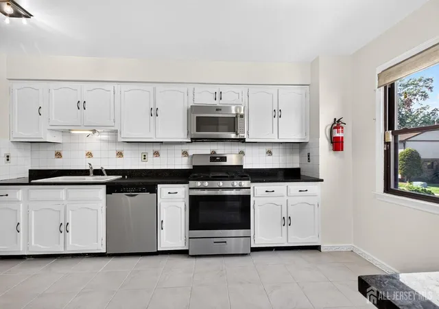 3rd image of 71 Highview Dr, Woodbridge, NJ 07095 | MLS# 2702322R