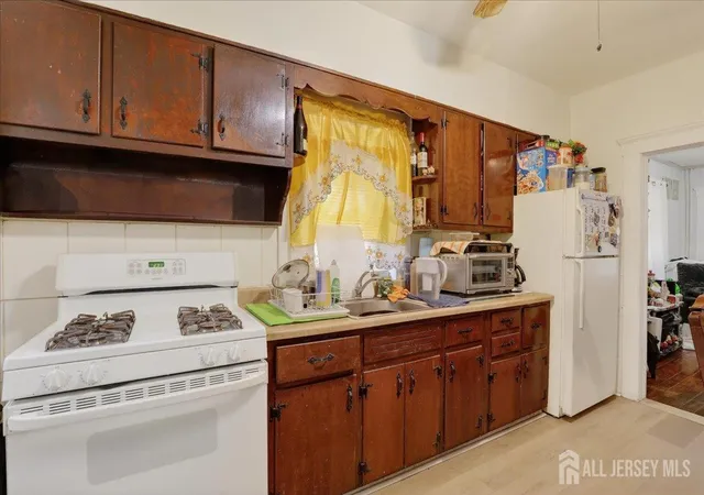 Homes for sale in Carteret, NJ | 72 Pulaski Ave, Carteret, NJ 07008 | MLS# 2618025R