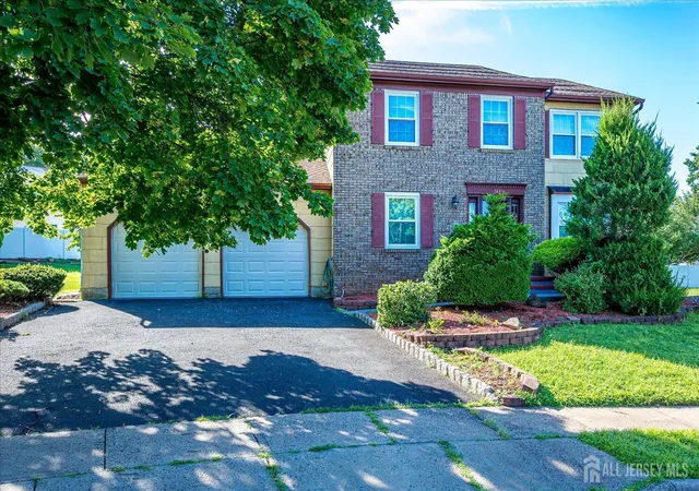 Photo 2 of Single family home for sale at 10 Patriot Ct, Edison, NJ 08820 | MLS# 2701889R | Listing updated on 2026-09-25