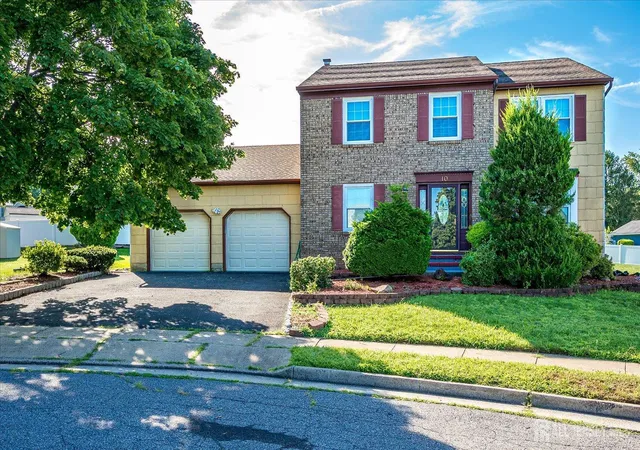 Photo 3 of Single family home for sale at 10 Patriot Ct, Edison, NJ 08820 | MLS# 2701889R | Listing updated on 2026-09-25