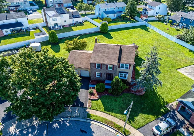 Photo 4 of Single family home for sale at 10 Patriot Ct, Edison, NJ 08820 | MLS# 2701889R | Listing updated on 2026-09-25