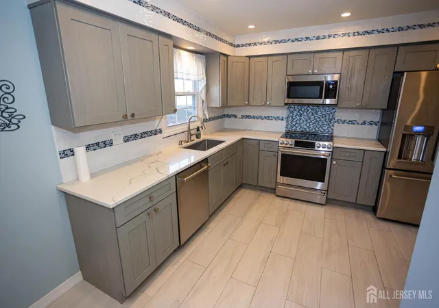 3rd image of 4 Cheltenham Pl, Sayreville, NJ 08872