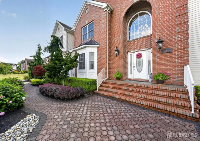 Photo 4 of Single family home for sale at 5 Adam Ct, Monroe Township, NJ 08831 | MLS# 2702069R | Listing updated on 2026-09-19