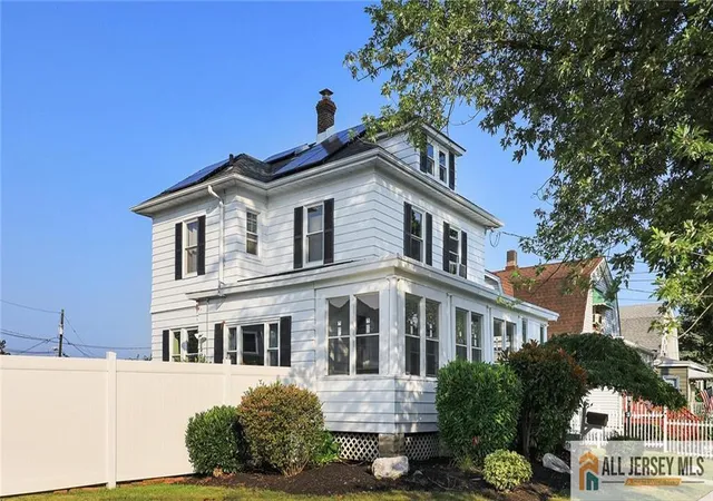 Photo 3 of Single family home for sale at 332 Berry St, Woodbridge, NJ 07095 | MLS# 2660335M | Listing updated on 2025-10-27