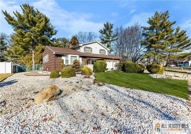 Photo 3 of Single family home for sale at 32 Fielek Ter, Parlin, NJ 08859 | MLS# 2660160M | Listing updated on 2025-10-17