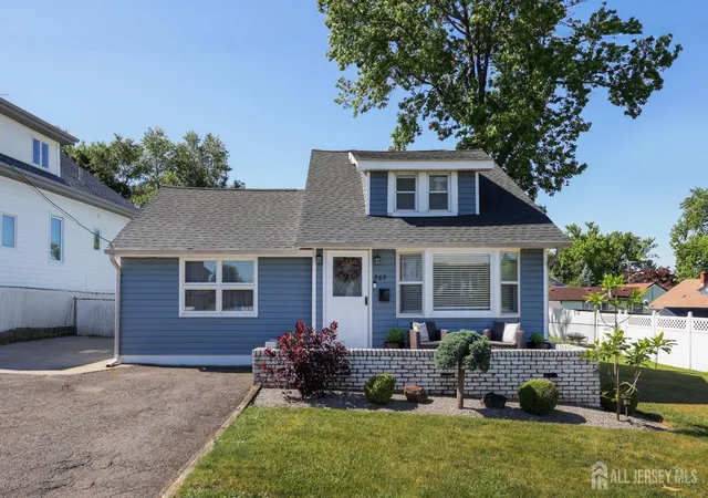 Homes for sale in Keyport, NJ | 969 Woodcrest Dr, Keyport, NJ 07735 | MLS# 2617383R