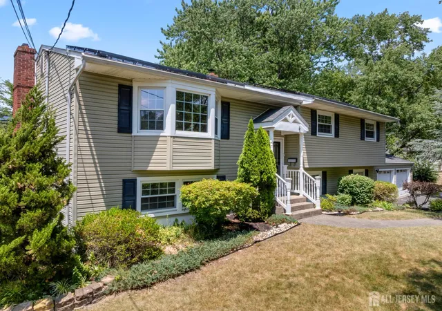 2nd image of 5 Yale Ct, East Brunswick, NJ 08816 | MLS# 2700190R