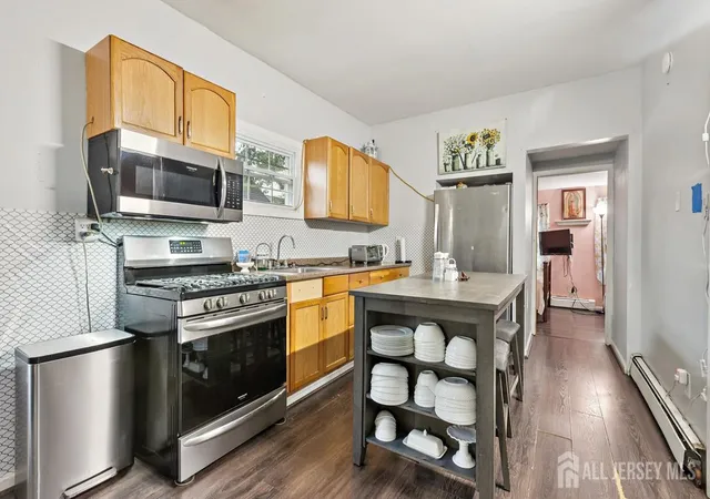 Photo 4 of Single family home for sale at 112 Victor St, Somerset, NJ 08873 | MLS# 2604341R | Listing updated on 2025-11-20