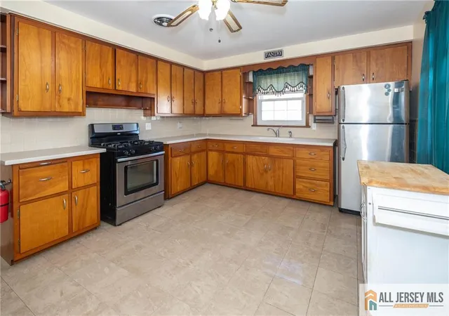 Photo 3 of Single family home for sale at 646 Johnstone St, Perth Amboy, NJ 08861 | MLS# 2660607M | Listing updated on 2025-11-24