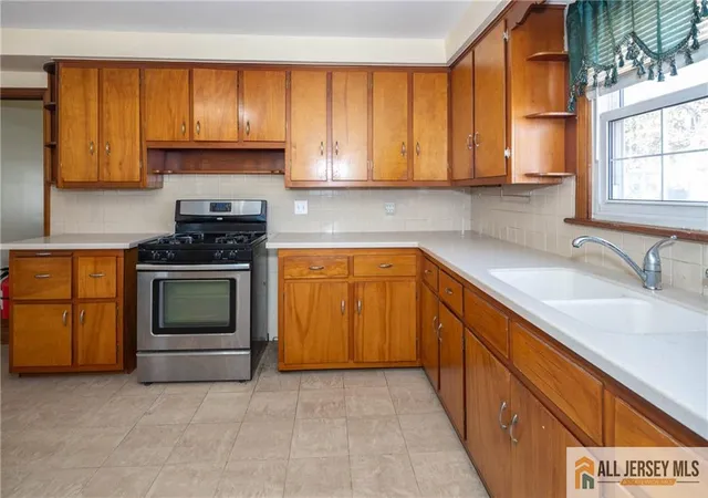Photo 4 of Single family home for sale at 646 Johnstone St, Perth Amboy, NJ 08861 | MLS# 2660607M | Listing updated on 2025-11-24