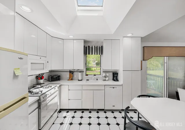 2nd image of 12 Cedar Grove Pl, Old Bridge, NJ 08857 | MLS# 2702423R