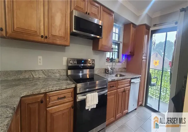 Homes for sale in Iselin, NJ | 323 Gill Ln #12R, Iselin, NJ 08830 | MLS# 2662340M