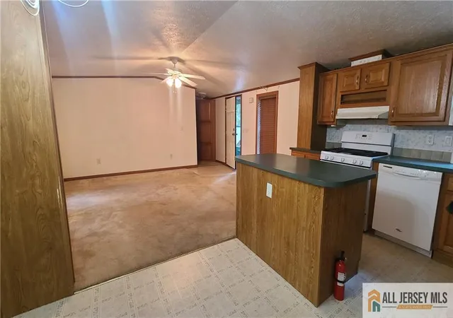Photo 4 of Manufactured home for sale at 2505 Woodbridge Ave #44L, Edison, NJ 08817 | MLS# 2770062M | Listing updated on 2026-08-18