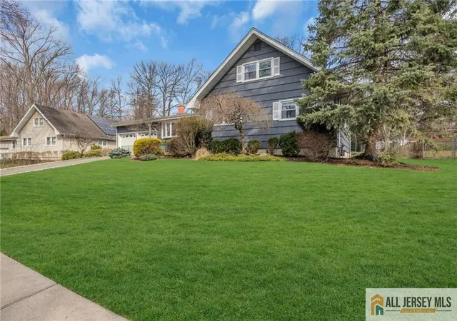 Photo 4 of Single family home for sale at 25 Greenwich Rd, Edison, NJ 08820 | MLS# 2661564M | Listing updated on 2026-04-03