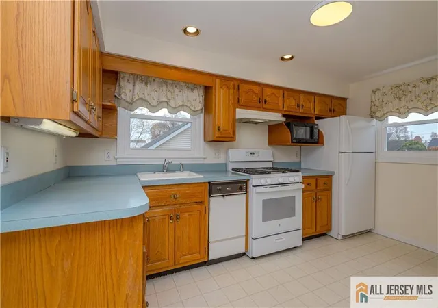 Photo 2 of Single family home for sale at 8 Fitzsimmons Ave, Middlesex, NJ 08846 | MLS# 2661683M | Listing updated on 2026-04-14