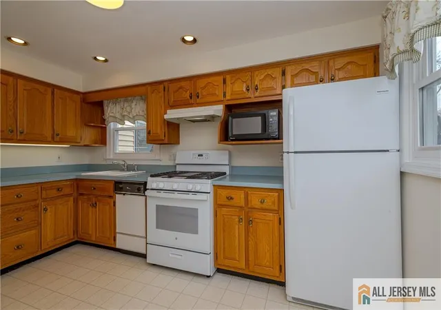 Photo 3 of Single family home for sale at 8 Fitzsimmons Ave, Middlesex, NJ 08846 | MLS# 2661683M | Listing updated on 2026-04-14