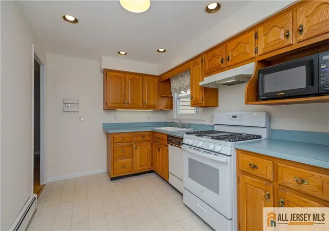 Photo 3 of Single family home for sale at 8 Fitzsimmons Ave, Middlesex, NJ 08846 | MLS# 2661683M | Listing updated on 2026-04-14