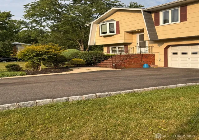 28th image of 2 Jason Dr, North Brunswick, NJ 08902 | MLS# 2701579R