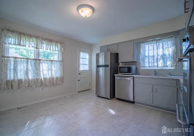 4th image of 14 Tracey Dr, Milltown, NJ 08850 | MLS# 2616485R