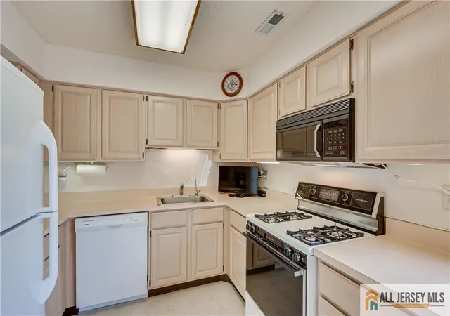 Photo 4 of Townhouse for sale at 33 Keith Ct, Kendall Park, NJ 08824 | MLS# 2770200M | Listing updated on 2026-08-21