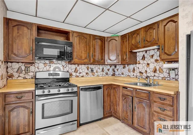 Homes for sale in Carteret, NJ | 85 Whitman St, Carteret, NJ 07008 | MLS# 2660878M