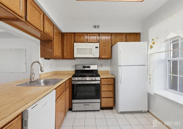 Photo 4 of Condo for sale at 2704 Cmns At Kingswood Dr, East Brunswick, NJ 08816 | MLS# 2702806R | Listing updated on 2026-09-09