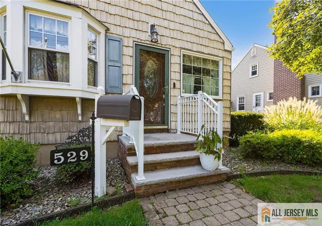 Photo 3 of Single family home for sale at 529 4th Street, Dunellen, NJ 08812 | MLS# 2660525M | Listing updated on 2025-10-25