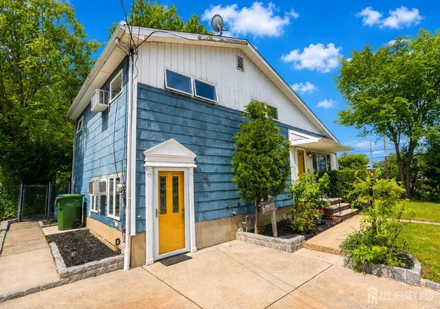 Photo 3 of Single family home for sale at 8 Stony Rd, Edison, NJ 08817 | MLS# 2615792R | Listing updated on 2026-08-14
