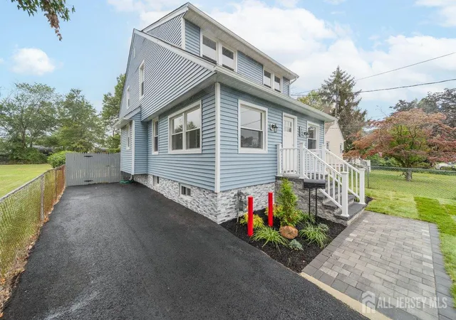 Photo 3 of Single family home for sale at 412 East Ave, Sewaren, NJ 07077 | MLS# 2604542R | Listing updated on 2025-10-10