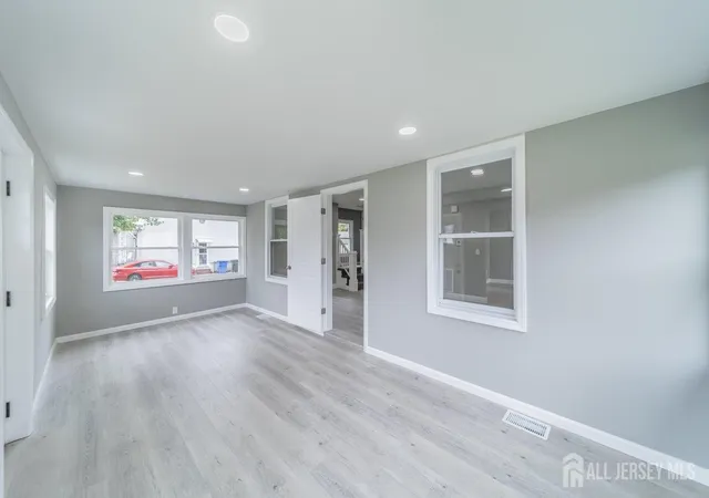 Photo 4 of Single family home for sale at 412 East Ave, Sewaren, NJ 07077 | MLS# 2604542R | Listing updated on 2025-10-10