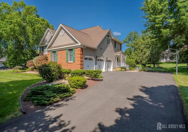 Photo 4 of Single family home for sale at 8 Marian Dr, Princeton Junction, NJ 08550 | MLS# 2701416R | Listing updated on 2026-08-17