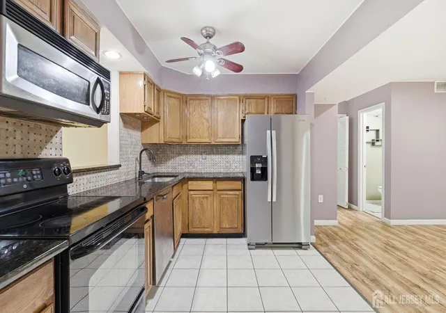 Photo 4 of Townhouse for sale at 38 Cherrywood Dr, Somerset, NJ 08873 | MLS# 2616034R | Listing updated on 2026-09-24